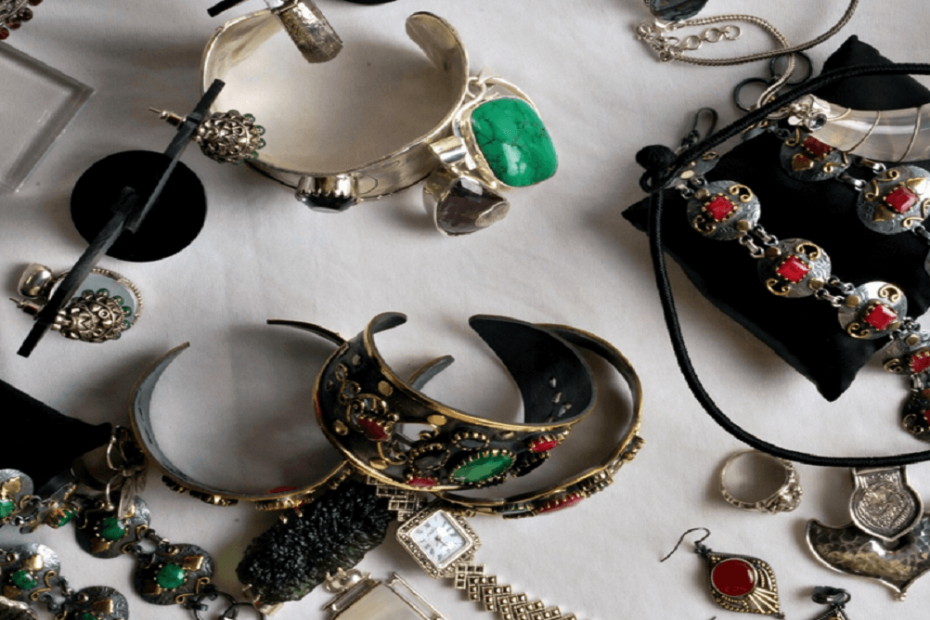 How to Wear Gothic Jewelry to Make a Fashion Statement