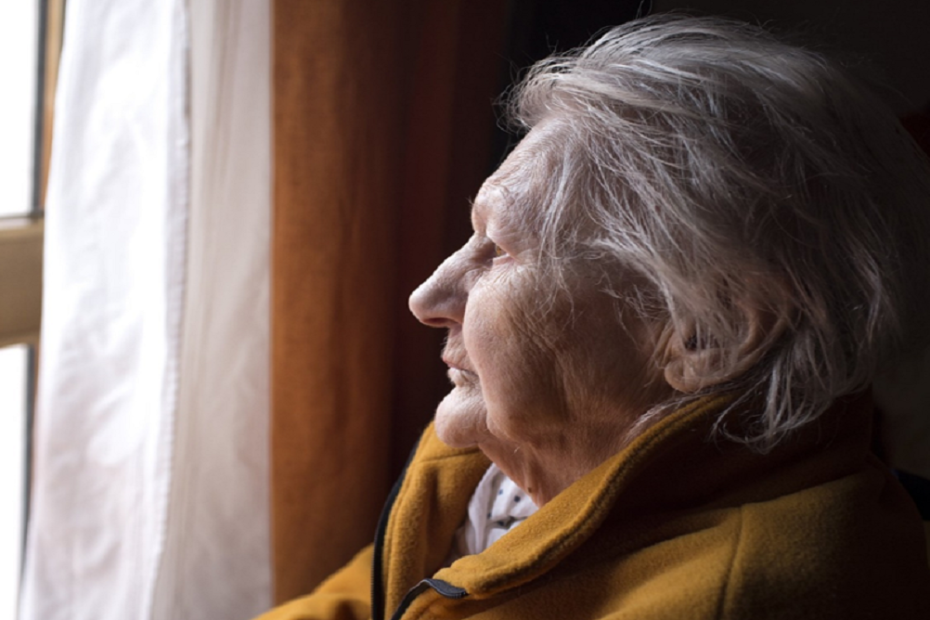 5 Signs of Loneliness in Elderly People